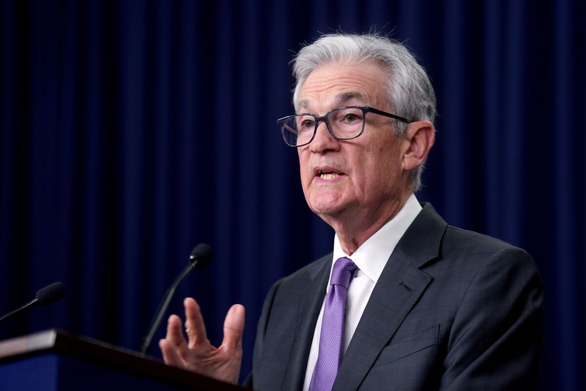 Powell báo hiệu Fed sẽ trì hoãn việc cắt giảm lãi suất do lạm phát dai dẳng