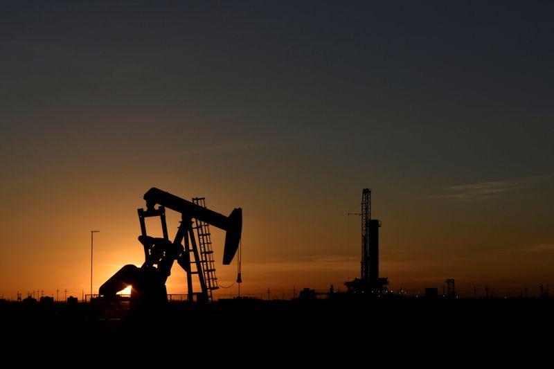 Giá dầu được củng cố do số liệu kho dự trữ của Mỹ sụt giảm