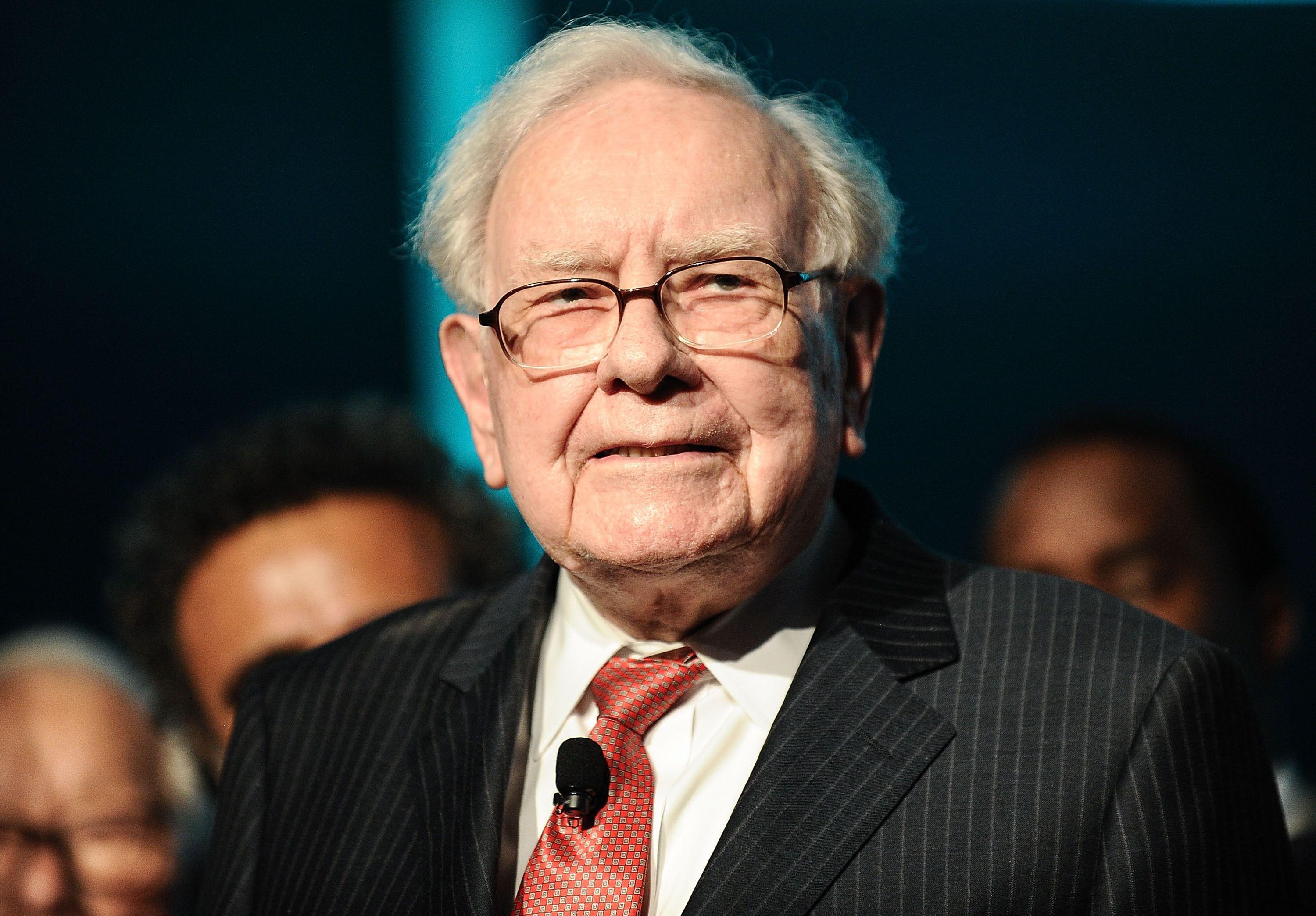 Tài sản ròng của tỷ phú Warren Buffett chính thức vượt 100 tỷ USD
