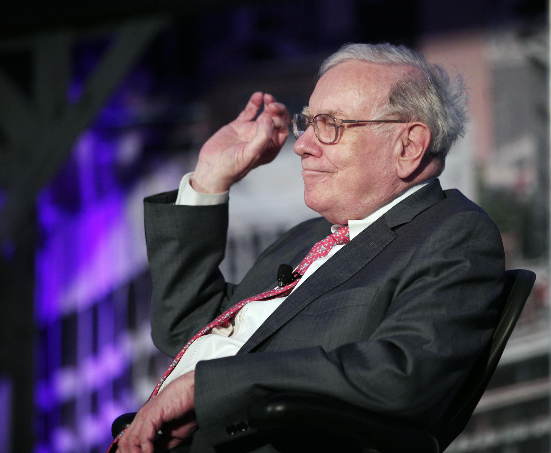 Sau nhiều năm phản đối, Warren Buffett cuối cùng đã đầu tư vào vàng