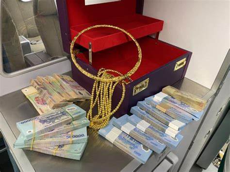 Hành khách đi từ TPHCM ra Vinh bỏ quên hộp đựng đầy tiền, vàng trên máy bay