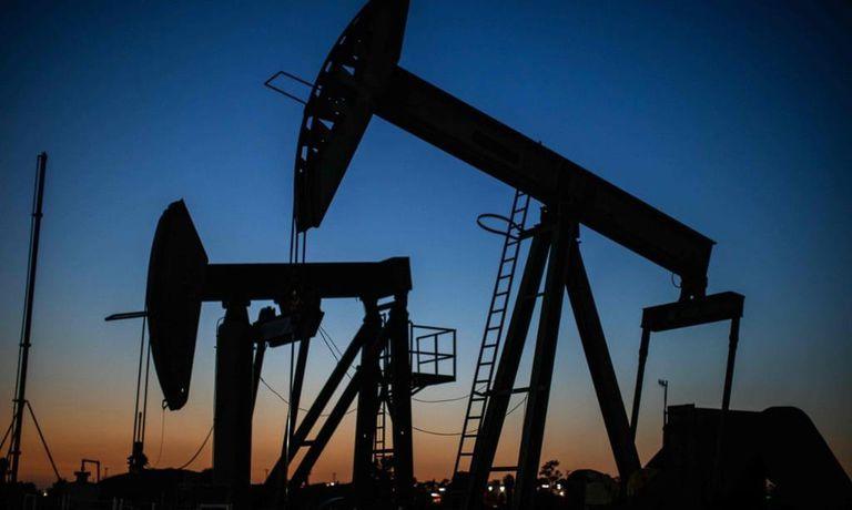 Bất chấp sự cố tắc nghẽn, giá dầu thô vẫn bị đe doạ do lo ngại đại dịch tái bùng phát
