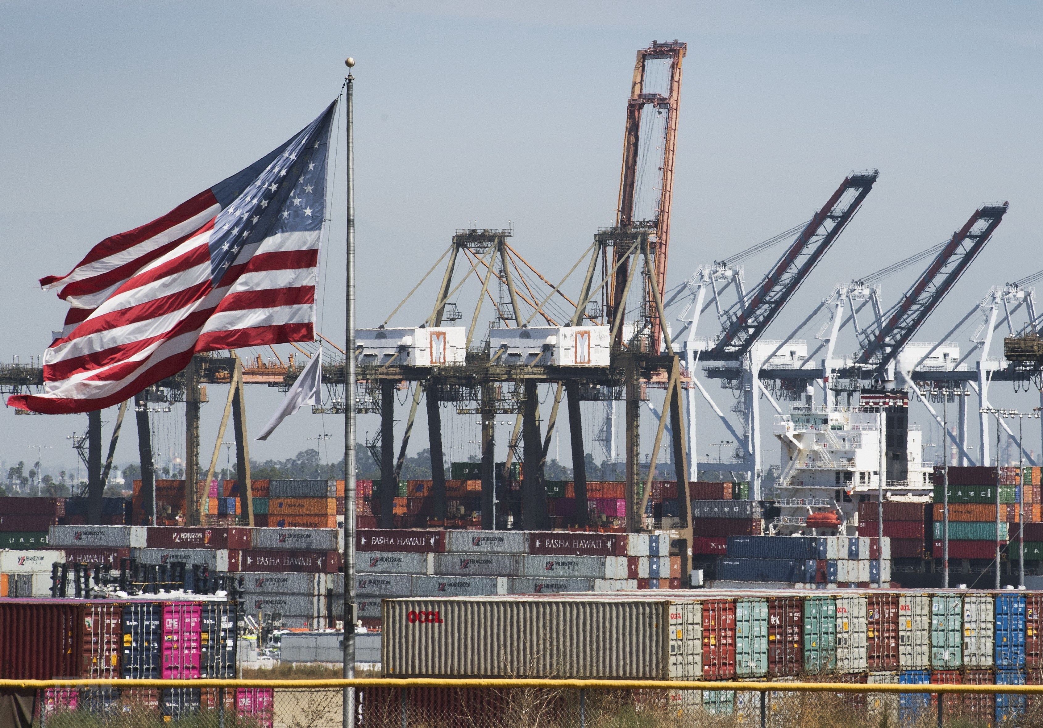 Tăng cường nhập khẩu tại các cảng của Mỹ gây sức ép lên đồng Dollar