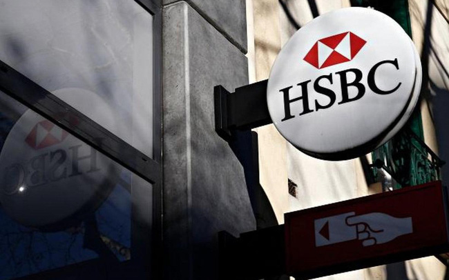 Giới ngân hàng dậy sóng vì một nhân viên HSBC đau tim sắp chết nhưng việc đầu tiên nghĩ tới là cuộc họp với sếp vào sáng mai chứ không phải vợ