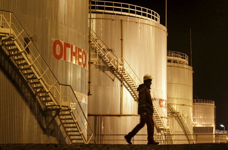 Giá dầu tăng trở lại sau thỏa thuận cơ sở hạ tầng, thị trường hướng tới cuộc họp OPEC+