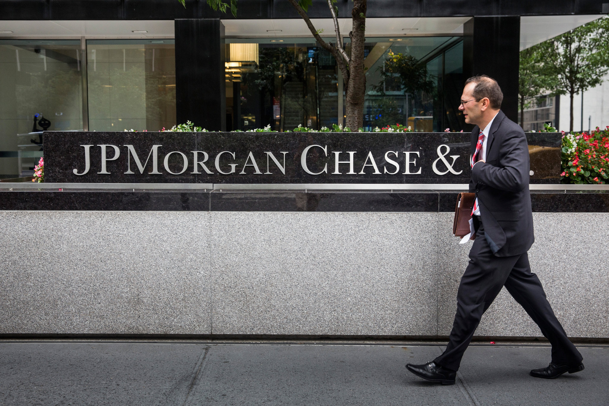JPMorgan được ra lệnh phải thuê lại một Trader mà họ từng sa thải