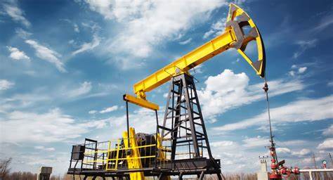 Căng thẳng tại Biển Đen đẩy giá dầu thô chạm mức cao trong 7 năm