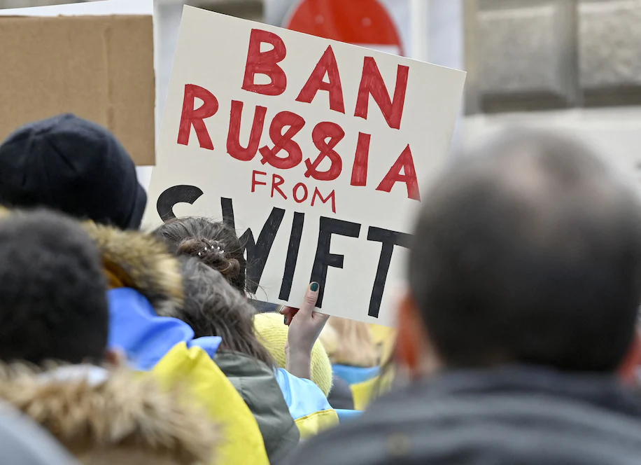 SWIFT là gì, và nó có ý nghĩa gì trong xung đột Nga-Ukraine?