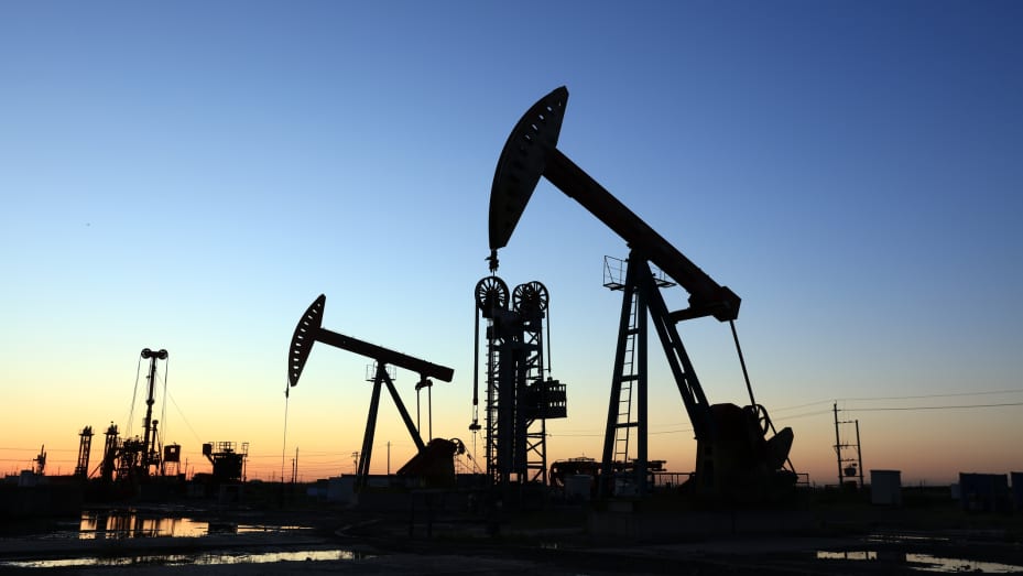 Giá dầu tăng cao có thể khiến kinh tế toàn cầu rơi vào suy thoái