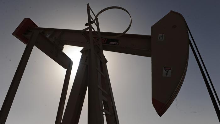 Giá dầu tăng bất chấp USD trượt dốc. Đáy mới cho WTI?