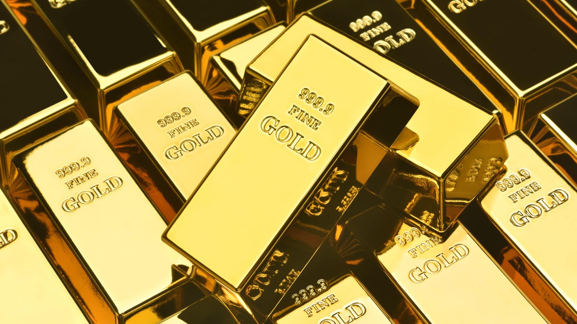 Giá vàng hôm nay 15.08: Vàng thế giới lần đầu tiên đóng cửa trên $1,800 kể từ đầu tháng 7!