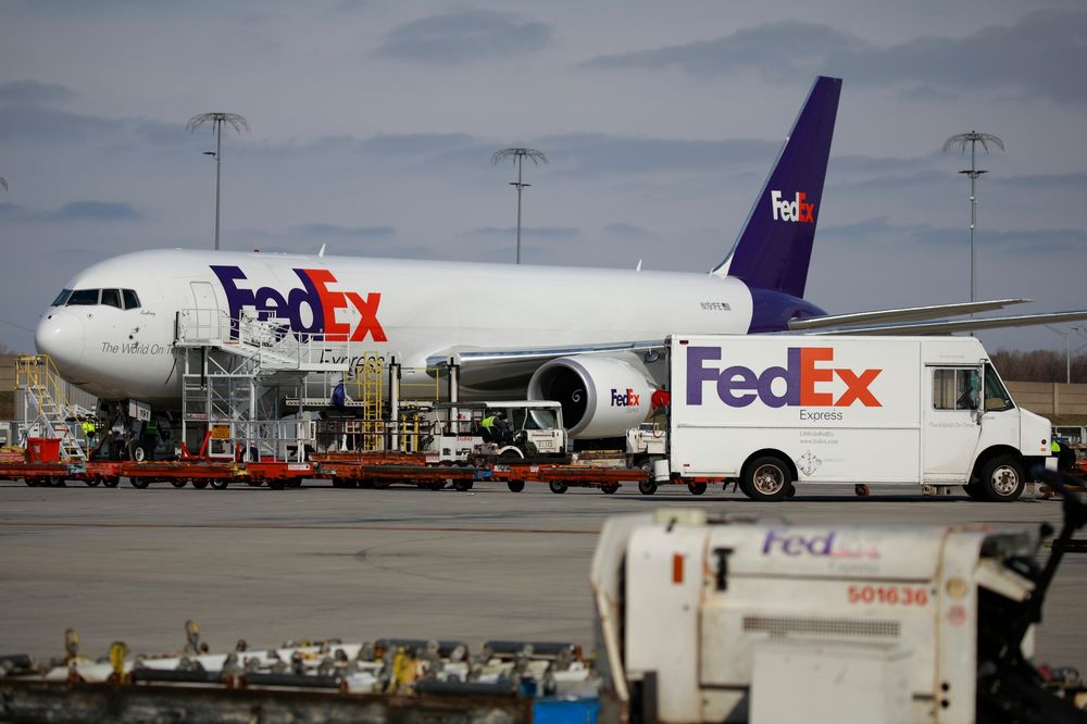 Kể từ khi giám đốc FedEx phát hiện doanh thu của công ty có nguy cơ sụt giảm, ông không ngủ được