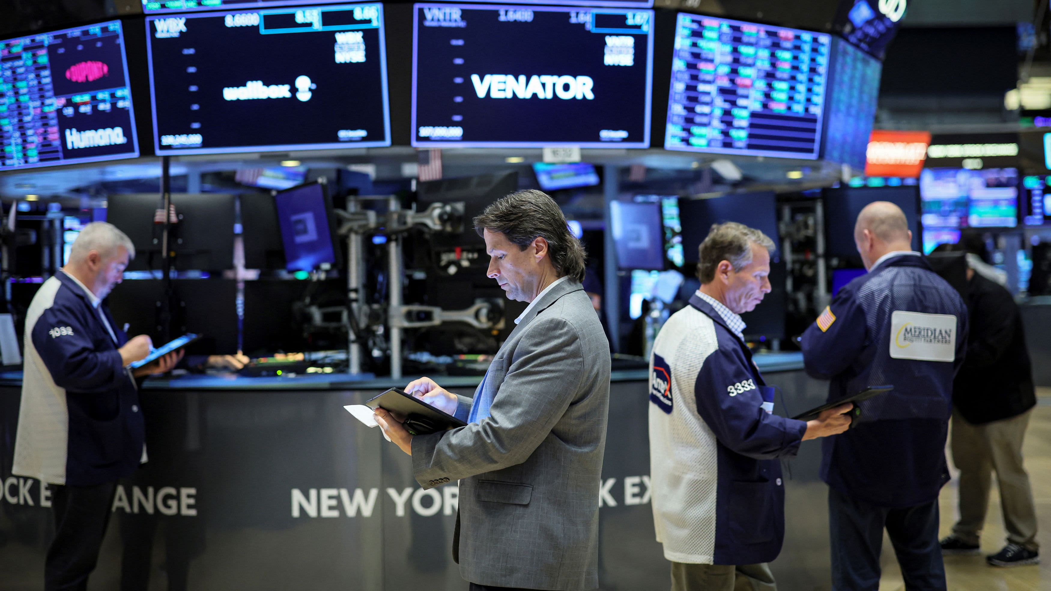 Chứng khoán Mỹ bị bán tháo mạnh, S&P 500 tiếp tục "dò đáy"