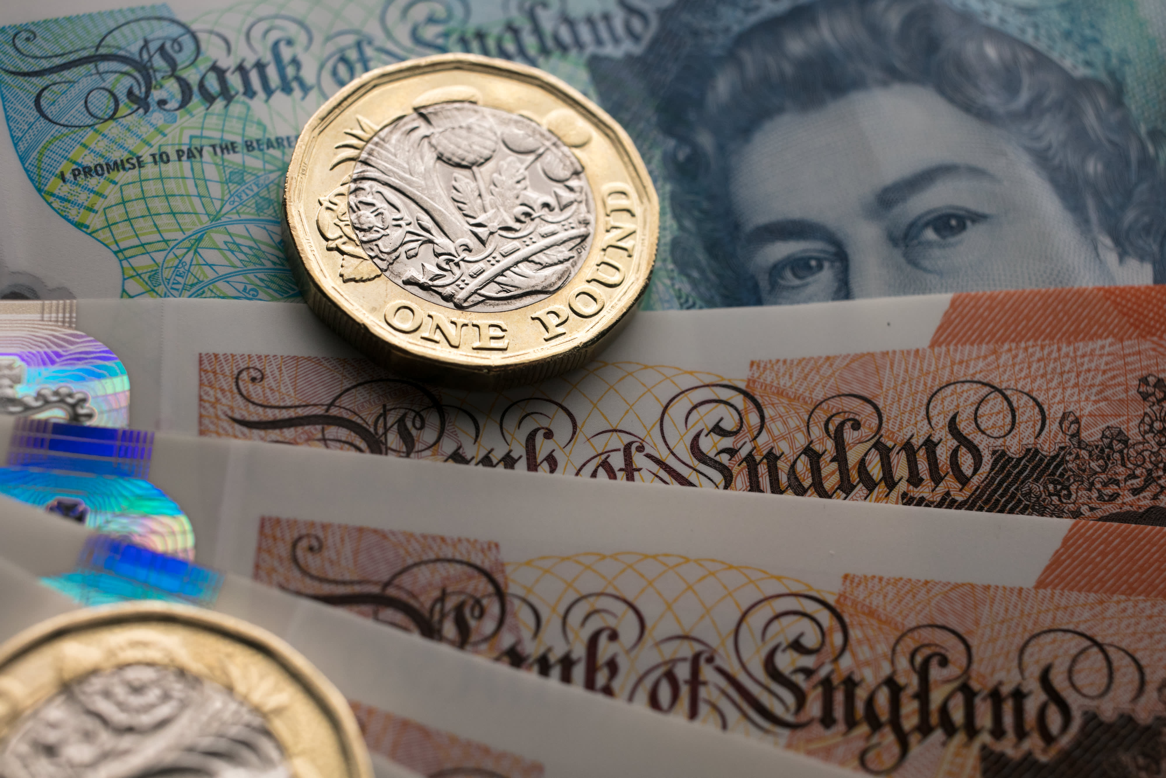 Đồng GBP mất giá khiến BoE và Bộ Tài chính của Anh Quốc loay hoay trong việc điều hành chính sách