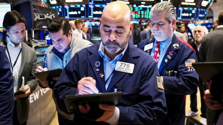 Dow Jones giảm hơn 300 điểm trước nỗi lo Fed thắt chặt mạnh tay