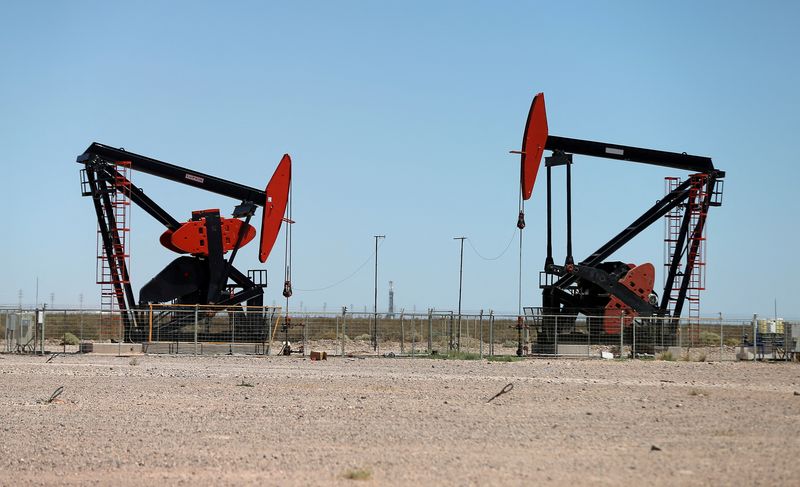 Giá dầu tiếp tục tăng nhờ dự trữ nhiên liệu của Mỹ giảm