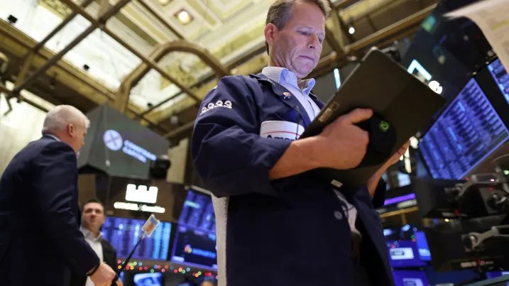 Dow Jones tăng 700 điểm, hợp đồng tương lai chứng khoán tăng đầu tuần trước "lo ngại suy thoái"