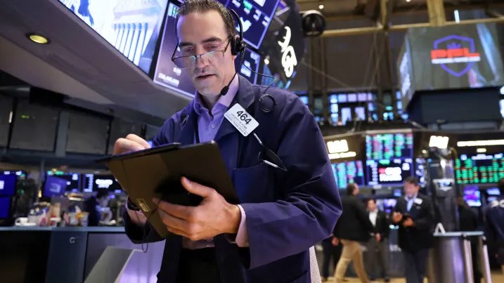 Cổ phiếu Goldman Sachs bị bán tháo; Dow Jones giảm gần 400 điểm