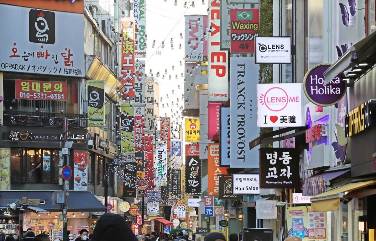 Kinh tế Hàn Quốc tránh được suy thoái, lạm phát Singapore giảm nhẹ