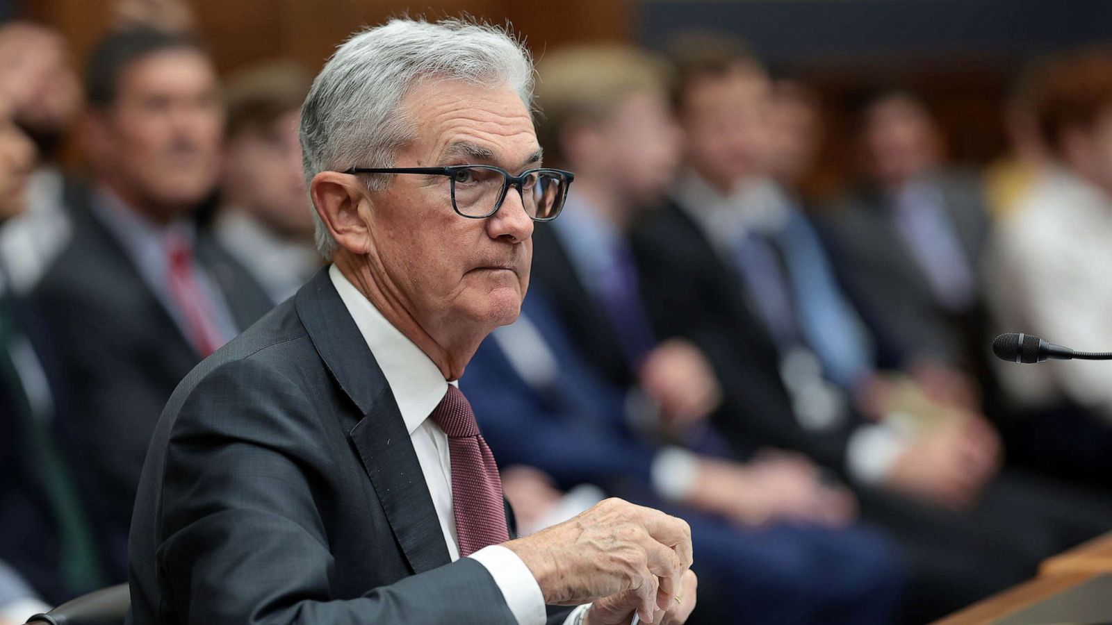 Chủ tịch Powell: Lãi suất cần tiếp tục tăng, hệ thống ngân hàng ổn định