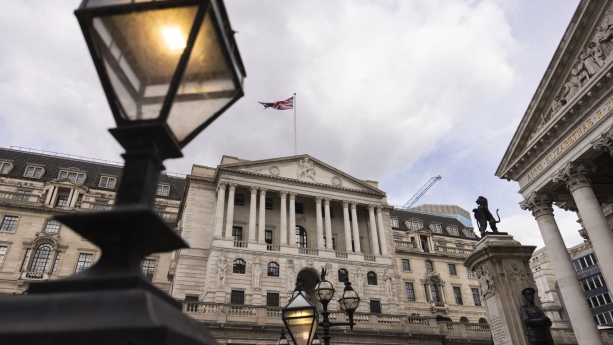 Ngân hàng Anh đứng trước áp lực về quyết định lãi suất - Tăng bao nhiêu là hợp lý?