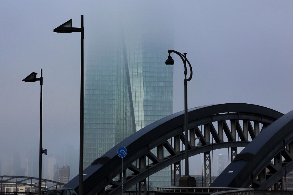 Quan chức ECB: Lãi suất ECB sắp chạm trần