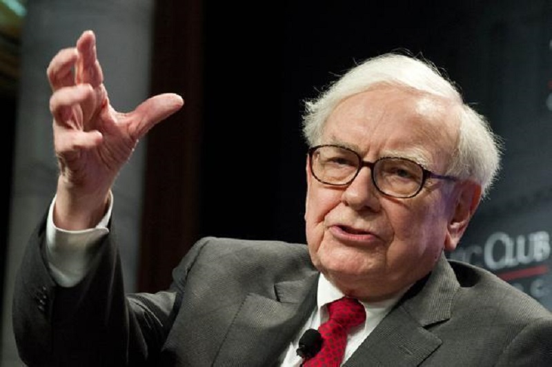 Warren Buffett không lo ngại trước việc Fitch hạ xếp hạng tín dụng Mỹ
