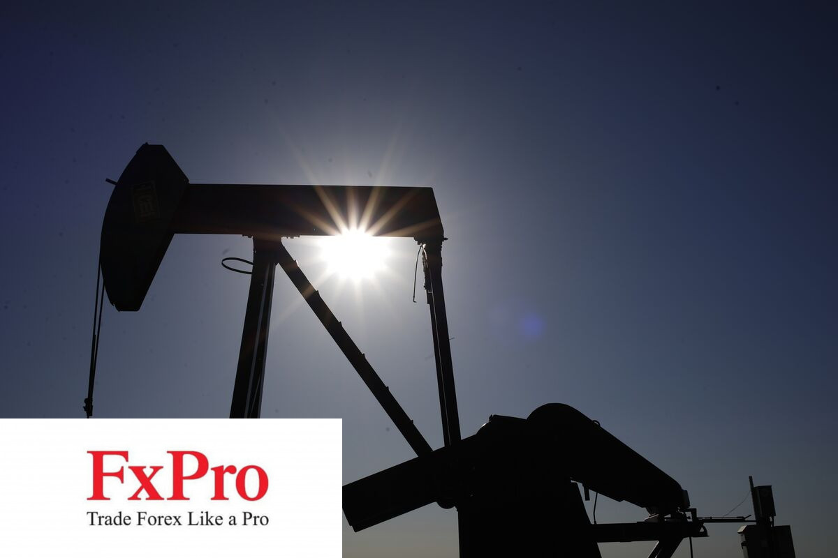Giá dầu duy trì gần đỉnh 10 tháng sau báo cáo triển vọng nguồn cung của IEA