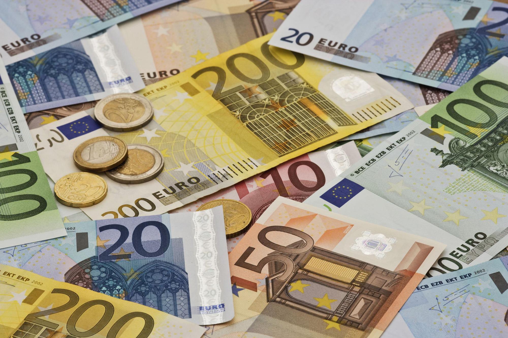 Euro đang vượt qua đại dịch bằng “con sóng của niềm tin”