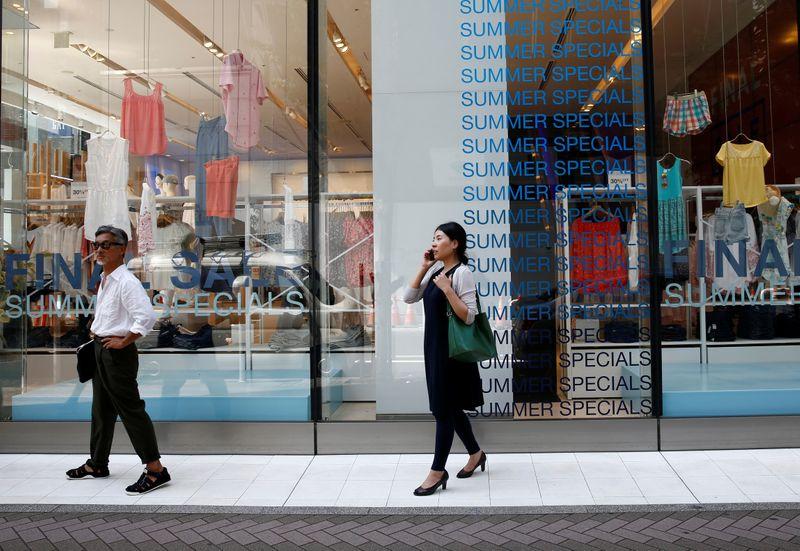 Tiềm ẩn nguy cơ giảm phát ở Nhật Bản khi giá tiêu dùng tiếp tục giảm