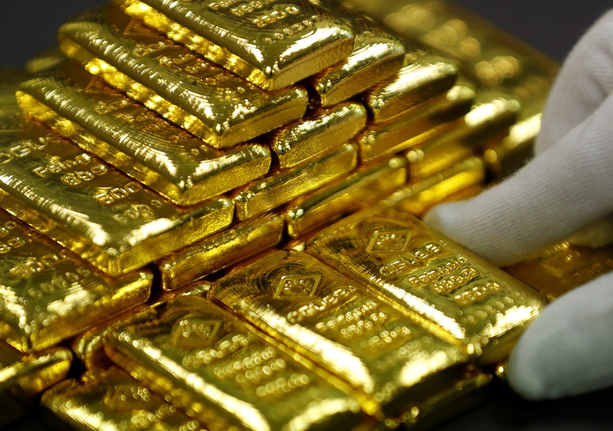 Các ngân hàng trung ương bán mạnh vàng lần đầu tiên trong một thập kỷ!