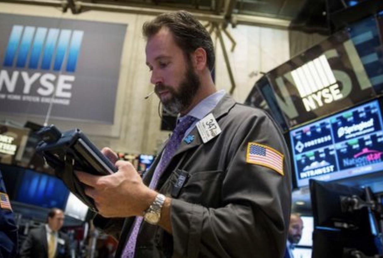 Thị trường chứng khoán Mỹ bứt phá muộn khi cổ phiếu ngành ngân hàng tỏa sáng