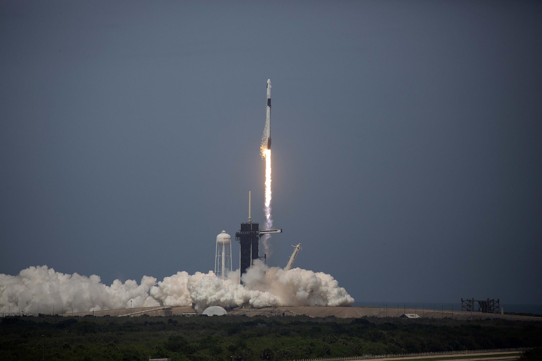 Cú phóng tàu chở phi hành gia thành công đầu tiên của SpaceX và những điều bạn cần biết
