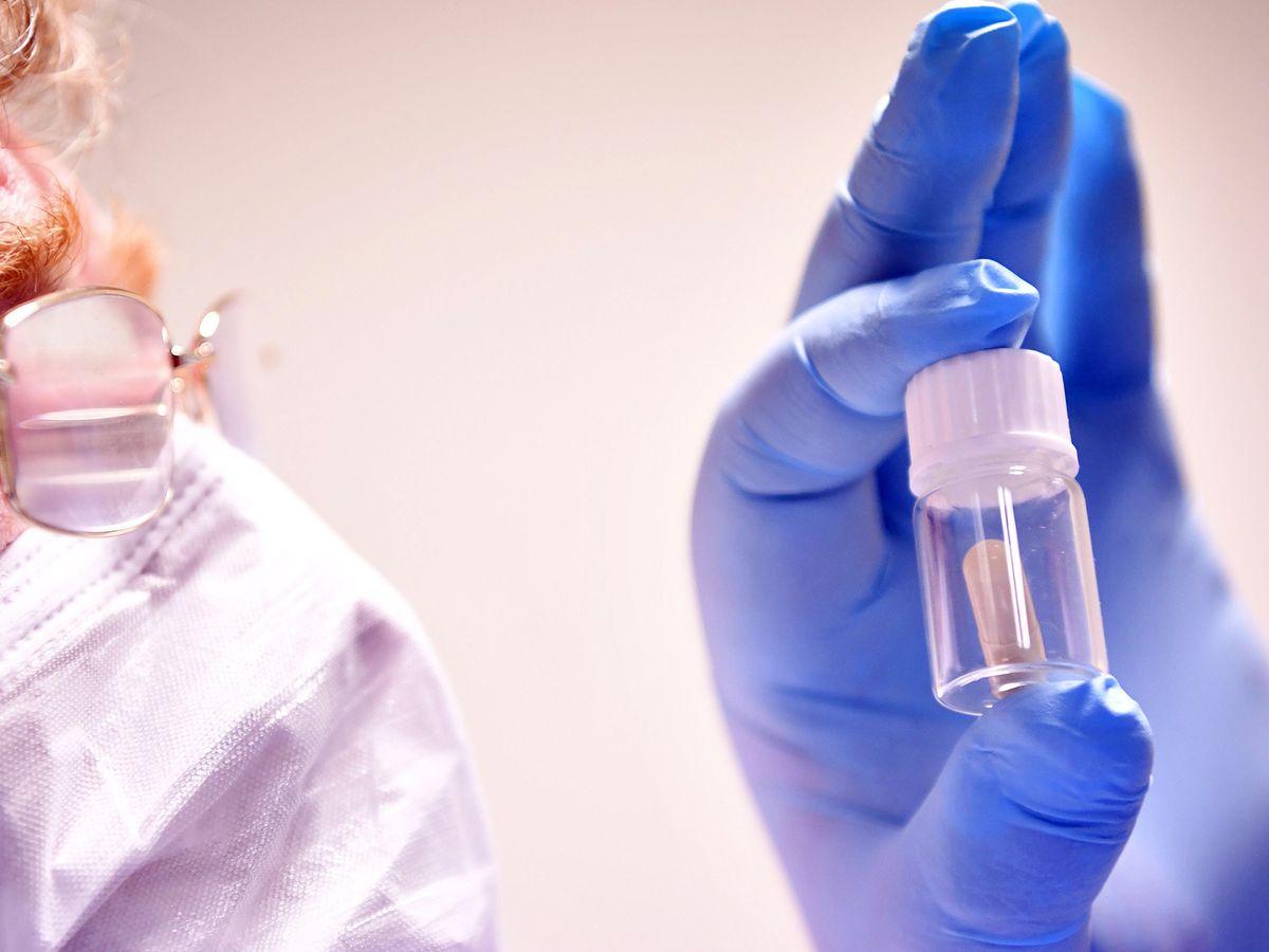 Nước Anh cáo buộc tình báo Nga đánh cắp nghiên cứu vaccine Covid-19
