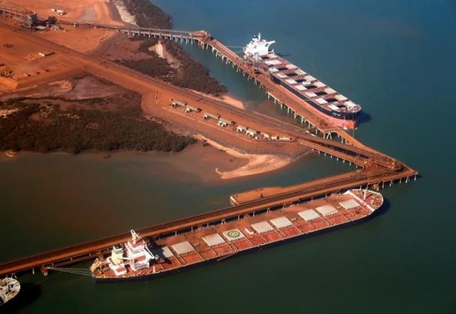 Tàu chờ tiếp nhận quặng sắt để xuất khẩu tại cảng Hedland, vùng Pilbara, tây Australia hồi năm 2013. Ảnh: Reuters.