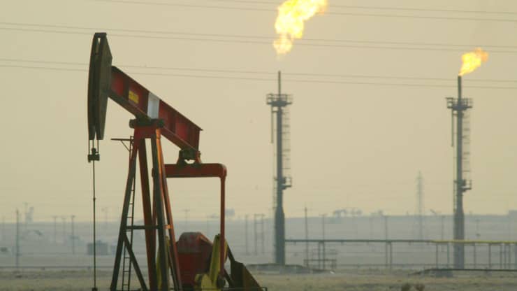 Một máy bơm dầu tại một mỏ dầu ở Kuwait gần biên giới Ả Rập Saudi.