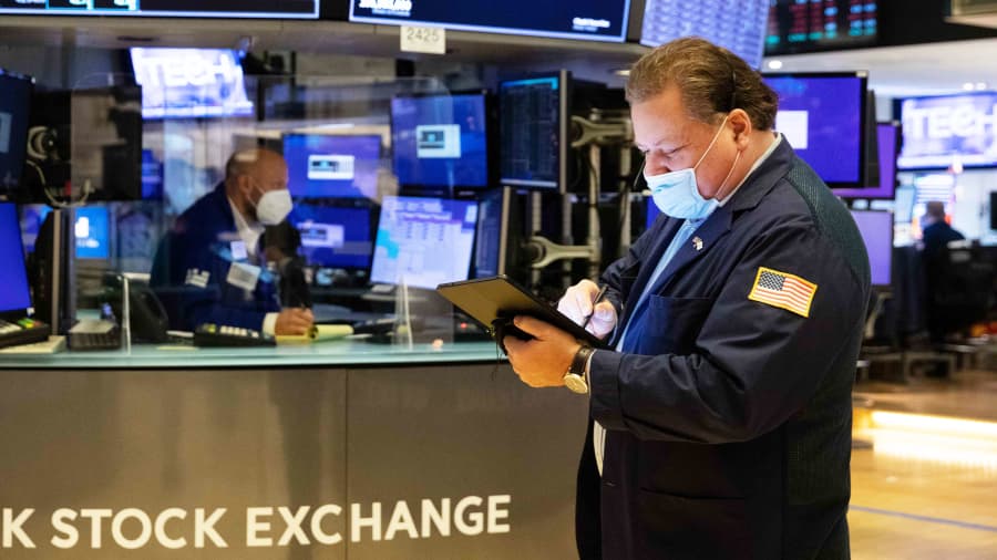 Chỉ số chứng khoán Dow Jones lần đầu tiên đóng cửa trên mốc 34,000