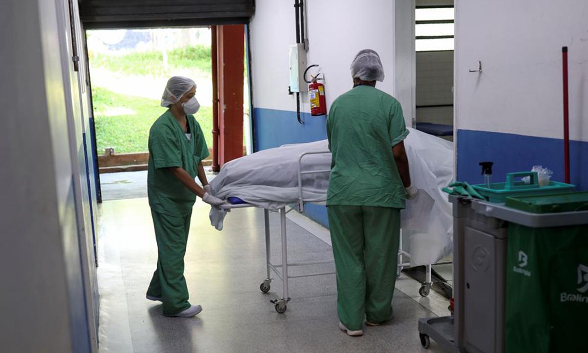 Một người tử vong vì Covid-19 được chuyển đến nhà xác tại bệnh viện dã chiến ở Santo Andre, ngoại ô Sao Paulo, Brazil hôm 7/4.