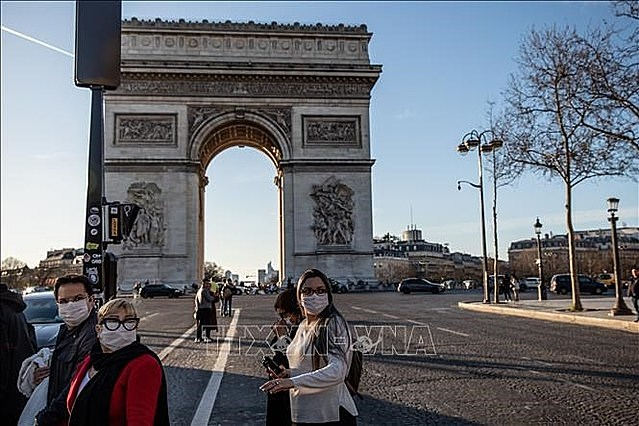 Người dân đeo khẩu trang phòng tránh lây nhiễm COVID-19 tại Paris, Pháp. Ảnh: THX/TTXVN