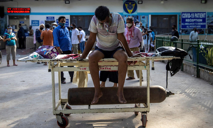 Một bệnh nhân Covid-19 chờ nhập viện tại New Delhi, Ấn Độ, hôm 23/4. Ảnh: Reuters.