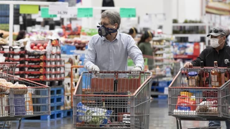 A man wearing face mask is seen shopping at a supermarket in Foster City, the United States, April 22, 2020.