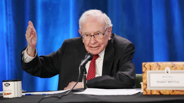 Warren Buffett tại cuộc họp thường niên của Berkshire Hathaway ở Los Angeles, California