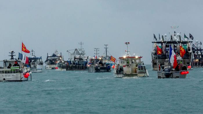 Tàu cá Pháp biểu tình gần St Helier, đảo Jersey về quyền đánh bắt hải sản hậu Brexit