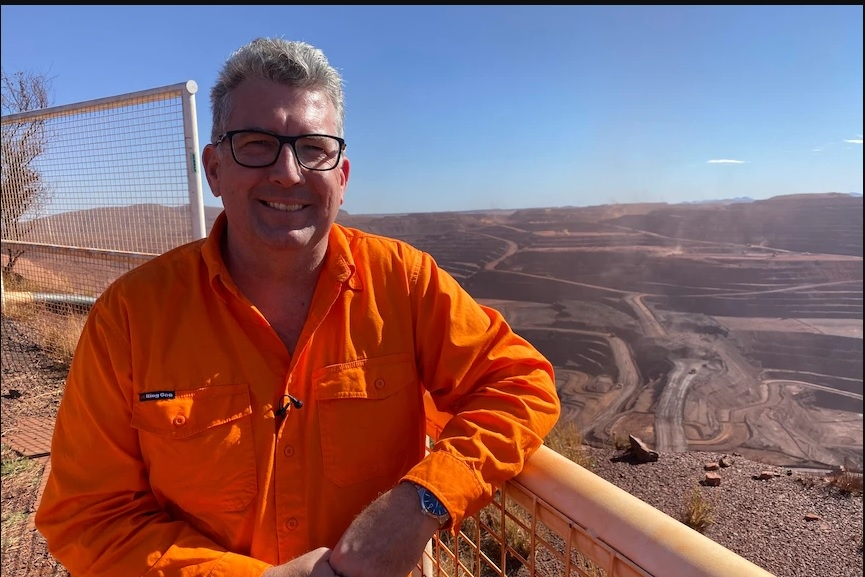 , Bộ trưởng Bộ Tài nguyên liên bang Australia Keith Pitt trong chuyến công tác tại mỏ Mt Whaleback của BHP. (Nguồn: ABC)