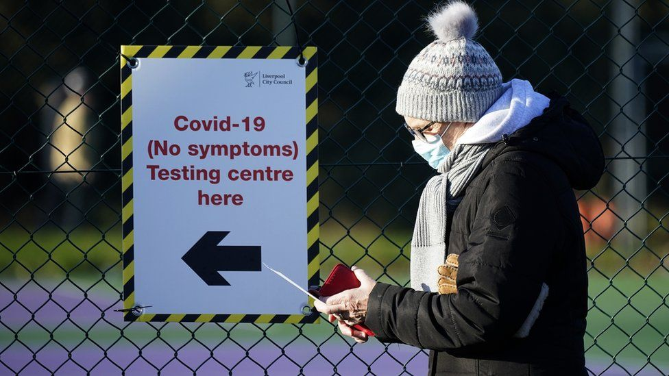 Covid-19: UK daily coronavirus cases top 60,000 for first time - BBC News