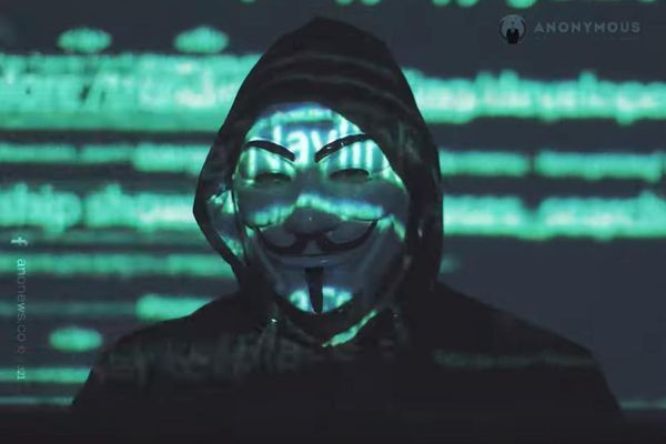 Hình ảnh biểu tượng của Anonymous xuất hiện trong video công kích Elon Musk.