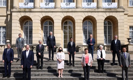 Bộ trưởng tài chính 7 nước G7 cùng với lãnh đạo World Bank, IMF, OECD, Ủy ban kinh tế châu Âu, Eurogroup chụp hình tại phiên họp ở London ngày 5/6