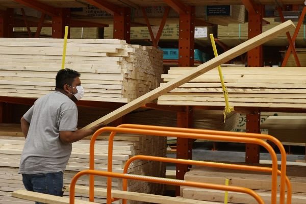 Khách hàng mua gỗ xẻ ở một siêu thị vật liệu xây dựng của Home Depot ở Doral, bang Florida, Mỹ.