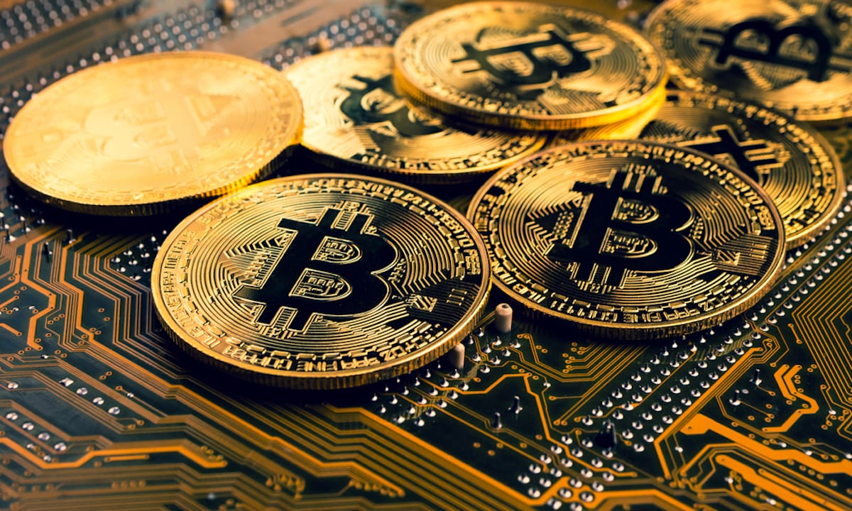 Bitcoin hồi phục lên mức 33,000 USD nhưng các nhà phân tích cho rằng còn quá sớm để bắt đáy