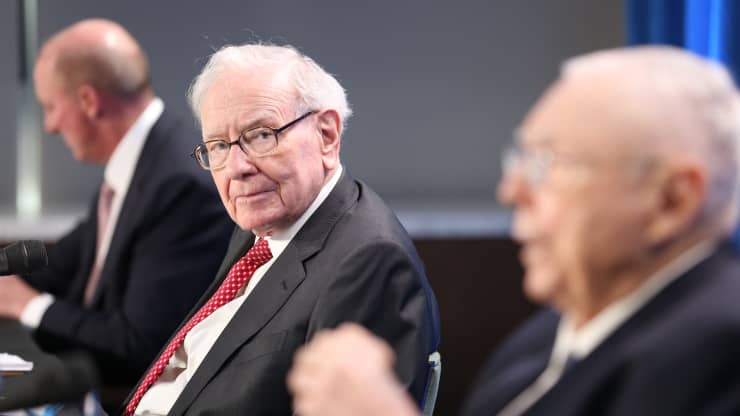 Warren Buffett tại cuộc họp thường niên của Berkshire Hathaway ở Los Angeles California ngày 1 tháng 5 năm 2021.